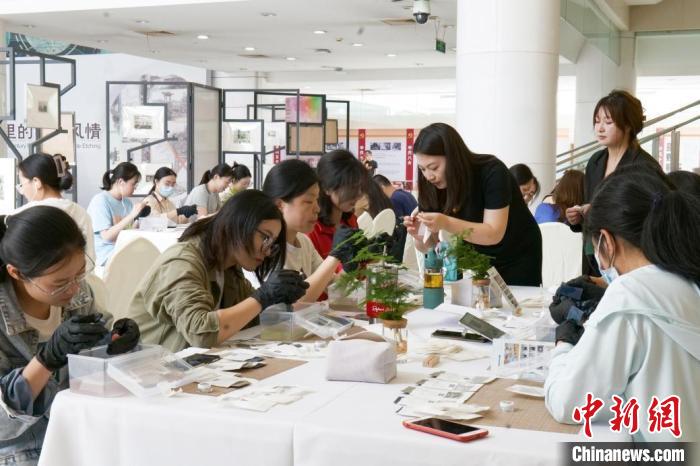 上海對外經貿大學博物館在本次國際博物館日系列活動中特別設計了大漆工藝的現場體驗🤲🏿。　上海對外經貿大學供圖