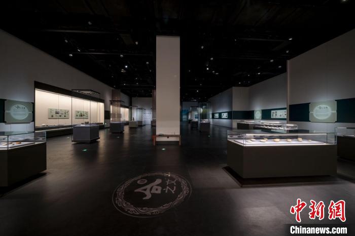 “合子記——陳國楨藏中國古代瓷盒展暨陳國楨捐贈古代陶瓷展”在上海交通大學開展🚬。　上海交大供圖